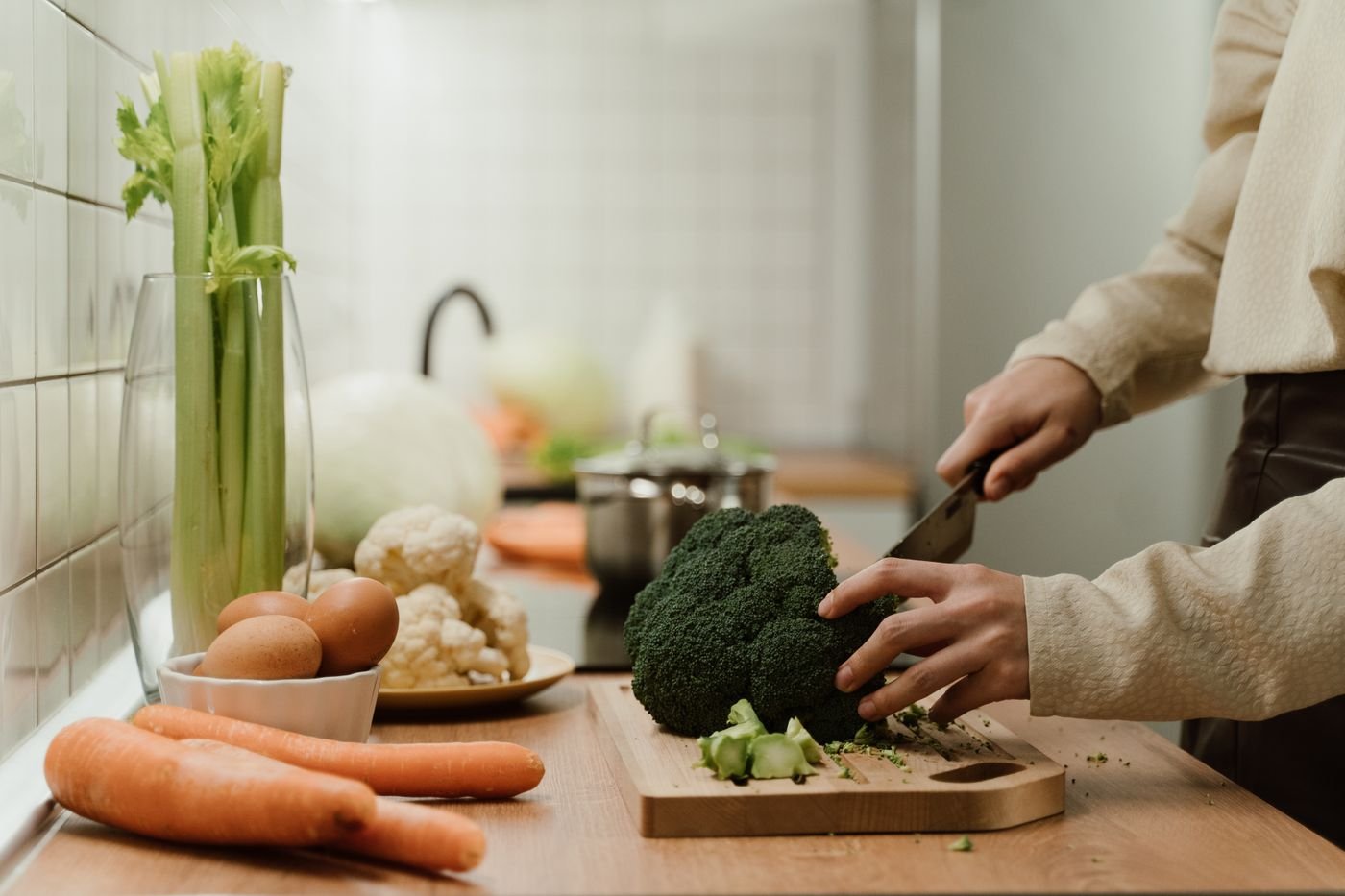 Preparación de vegetales frescos en una cocina