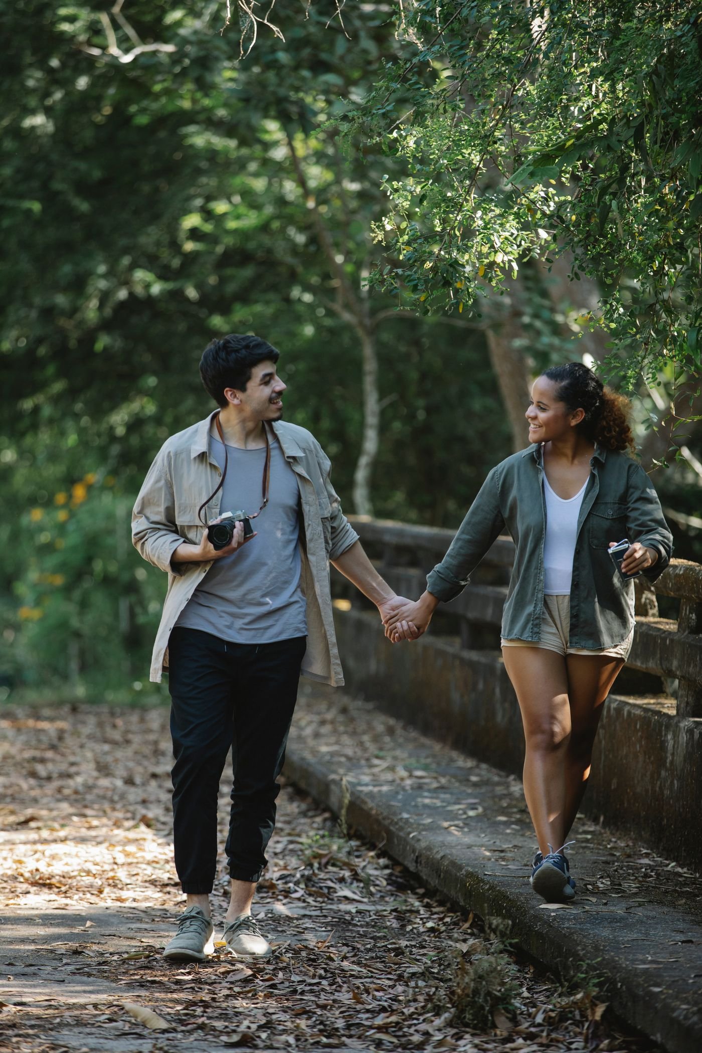 Una pareja caminando por un sendero rodeado de árboles