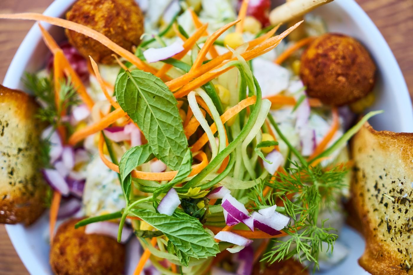 Ensalada con vegetales frescos, hierbas y falafel